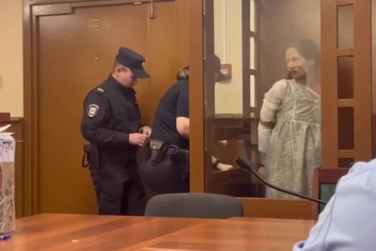    Обвиняемую в поджоге знакомой мужа петербурженку не стали отправлять в СИЗО.