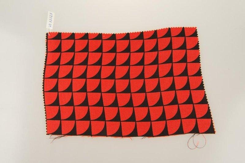 Любовь Попова. Образец ткани с рисунком «Четверть круга (черная дуга) на красном фоне», 1923 год (1990-е — реконструкция), Государственный музей Владимира Маяковского, Москва © Public domain