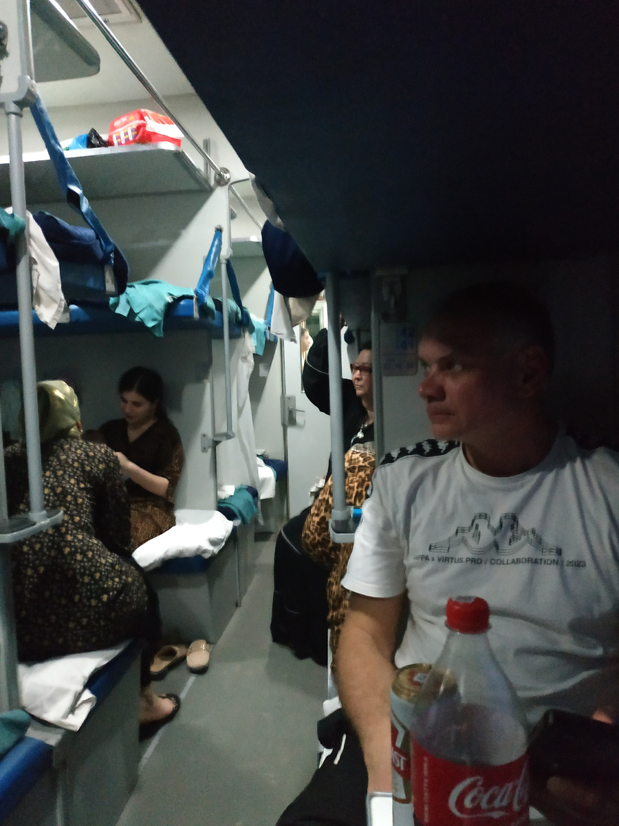 Поезд Хива - Бухара. Целая история на 6 часов. Давно не ездила в поездах, тем более в иностранных!)