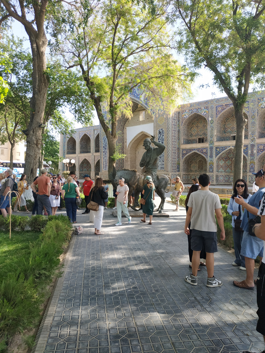 Памятник Ходже Насреддину - место притяжения туристов.