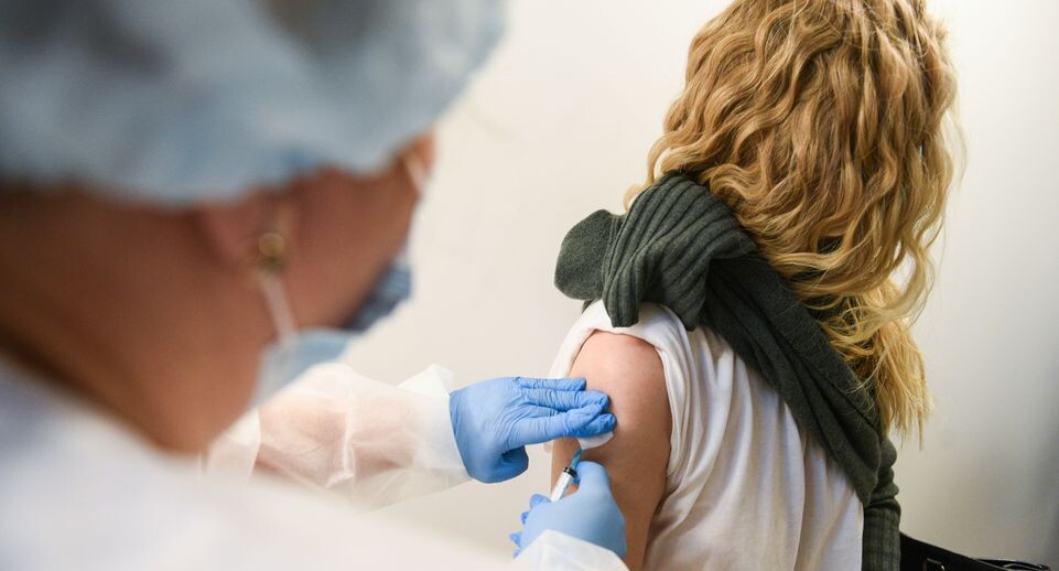    Выездной пункт вакцинации от коронавируса в фудмолле «Депо» в Москве / Медиасток.рф