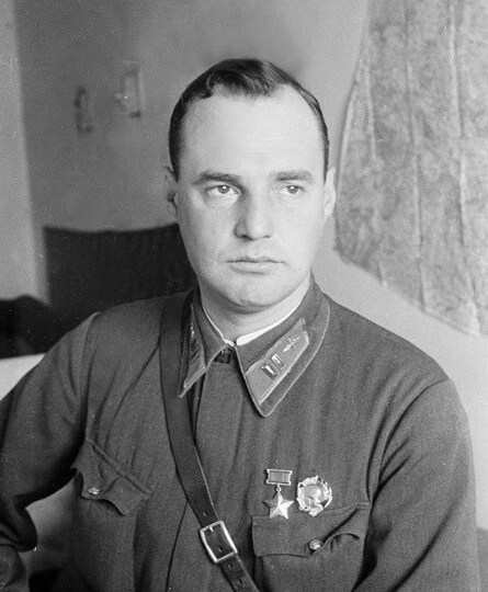 В 1941 году он бомбил Берлин, а в конце войны участвовал в его взятии. Подвиг Героя Советского Союза летчика Василия Тихонова