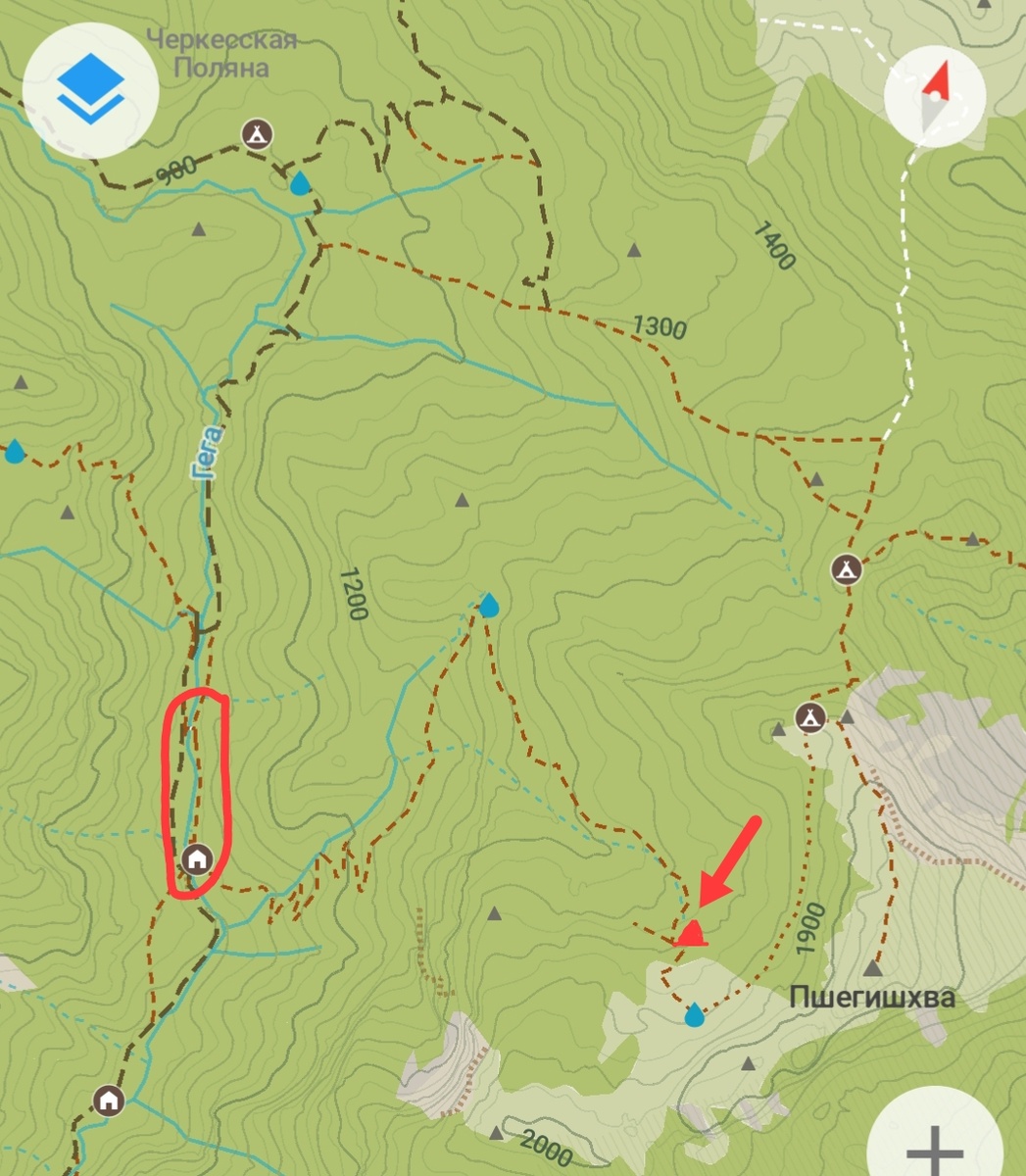 Стрелочкой и треугольником красного цвета я отметила место нашей третьей ночёвки. Слева обвела участок тропы вдоль реки Гега, где тропы практически как таковой нет.