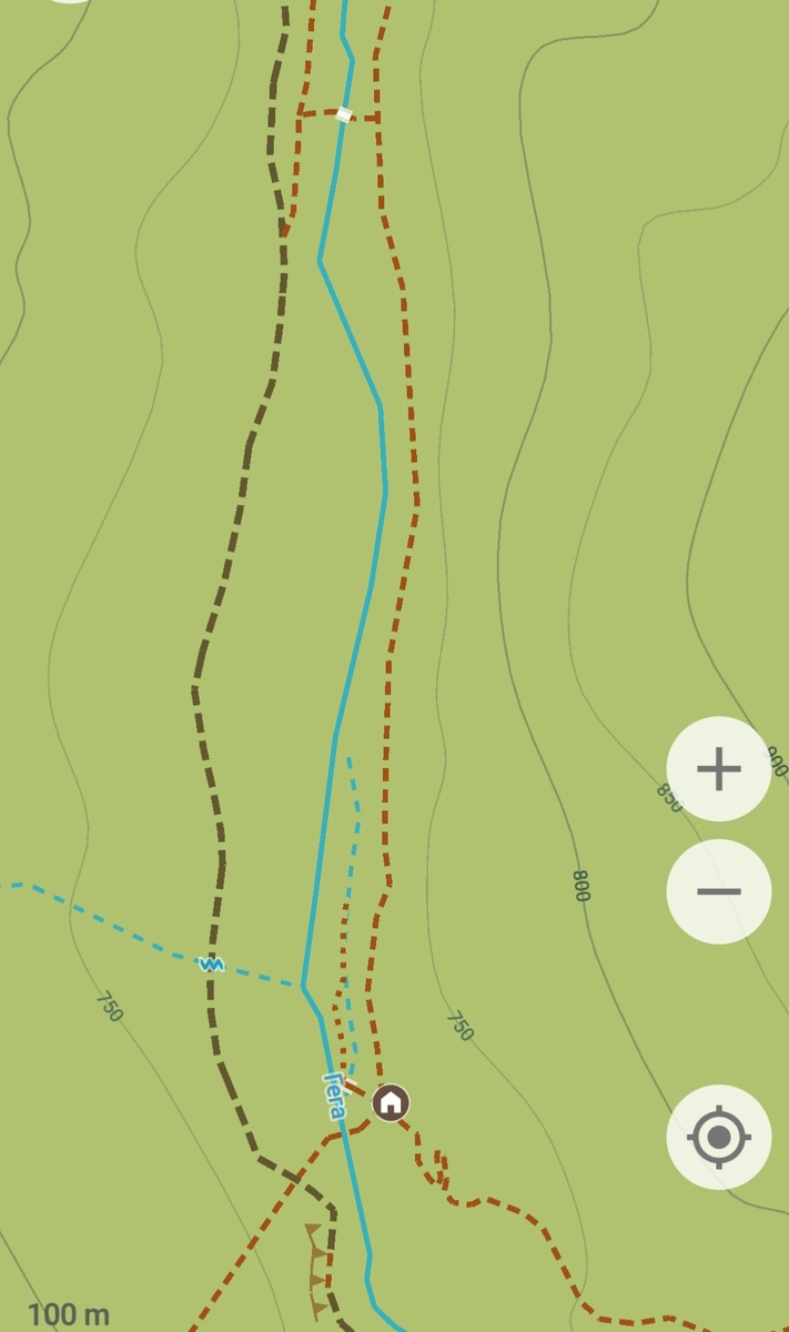 К домику внизу приводит тропа от горы Пшегишхва. От домика показана тропа через реку, то есть переход. Скриншот с приложения Organic maps.