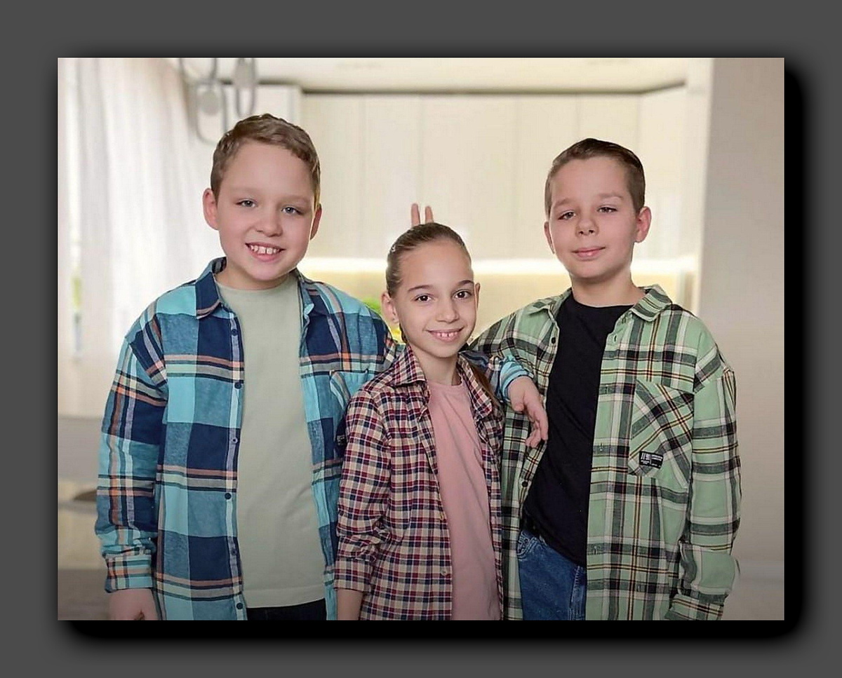 Тройняшки Деевы. Скриншот фото https://t.me/foxford_edu