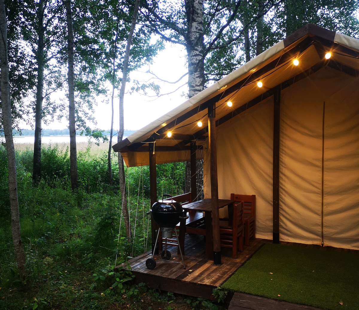 Кроме жилья в Осташкове — самом крупном городе на озере, — по берегам много турбаз, частных домов, кемпингов и диких мест под палатку, но есть и заповедные места