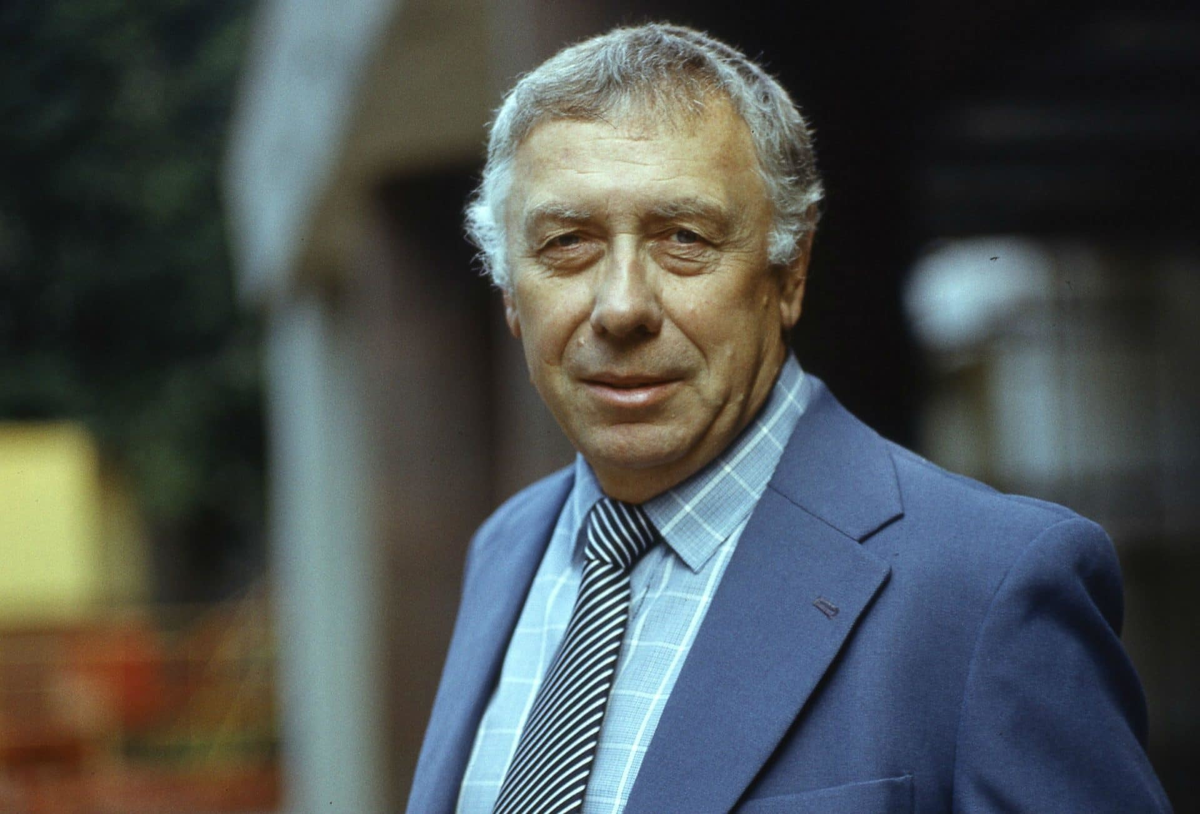 Анато́лий Дми́триевич Папа́нов (31.10.1922 — 05.08.1987) — советский актёр театра, кино и озвучивания, театральный педагог и режиссёр; народный артист СССР Участник Великой Отечественной войны.