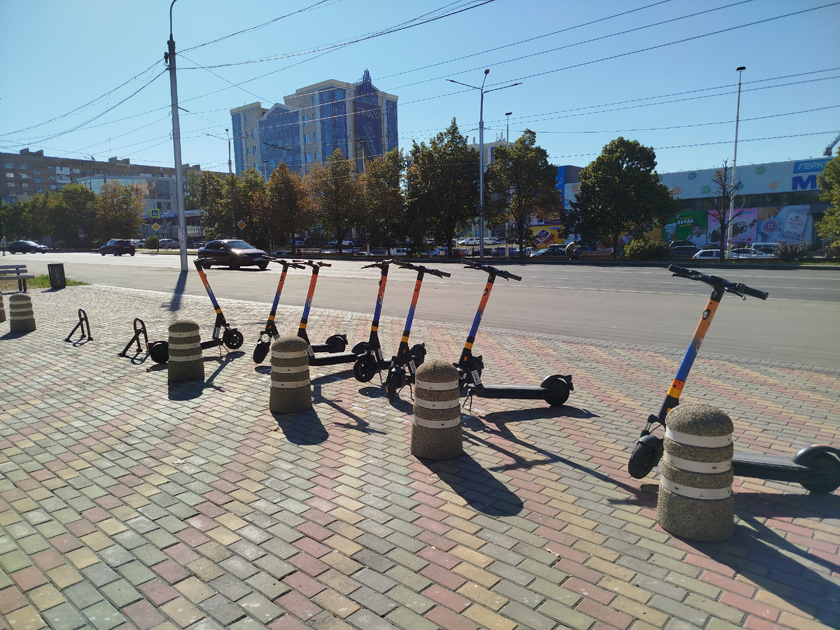 Кикшеринговые (арендные) электросамокаты возле Театра Кукол.