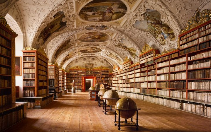 Клементинум — комплекс барочных зданий бывшего иезуитского коллегиума в Праге. В настоящее время здесь находится Национальная библиотека Чешской Республики. 