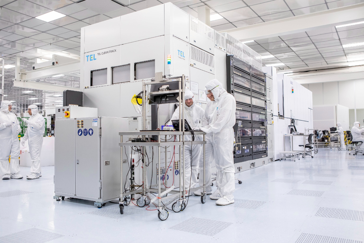 Фотолитографический кластер: на первом плане установка нанесения фоторезиста/проявки японской Tokyo Electron, на втором — EUV фотолитограф голландской ASML. Изображение: imec-int.com