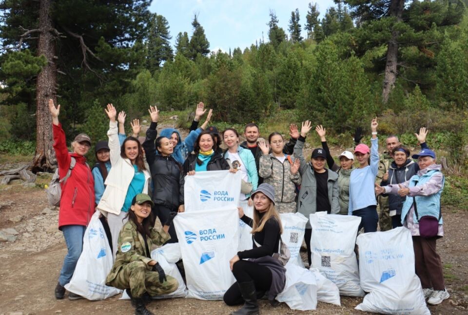    Очистка Каракольских озер от мусора. Источник: altai-republic.ru