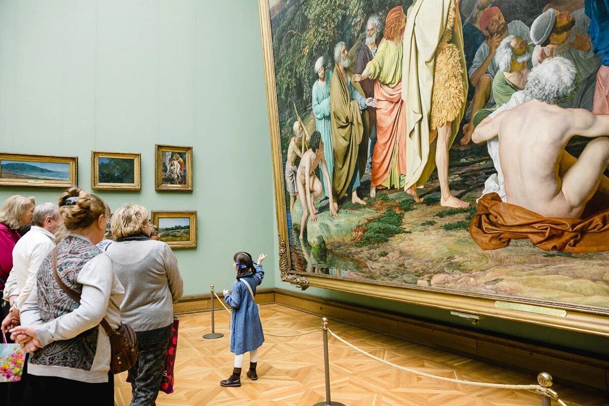 Галерея учит замедляться. Здесь нет суеты, дети становятся внимательнее, разглядывают картины до мелочей. Фото: um.mos.ru / Яндекс Карты