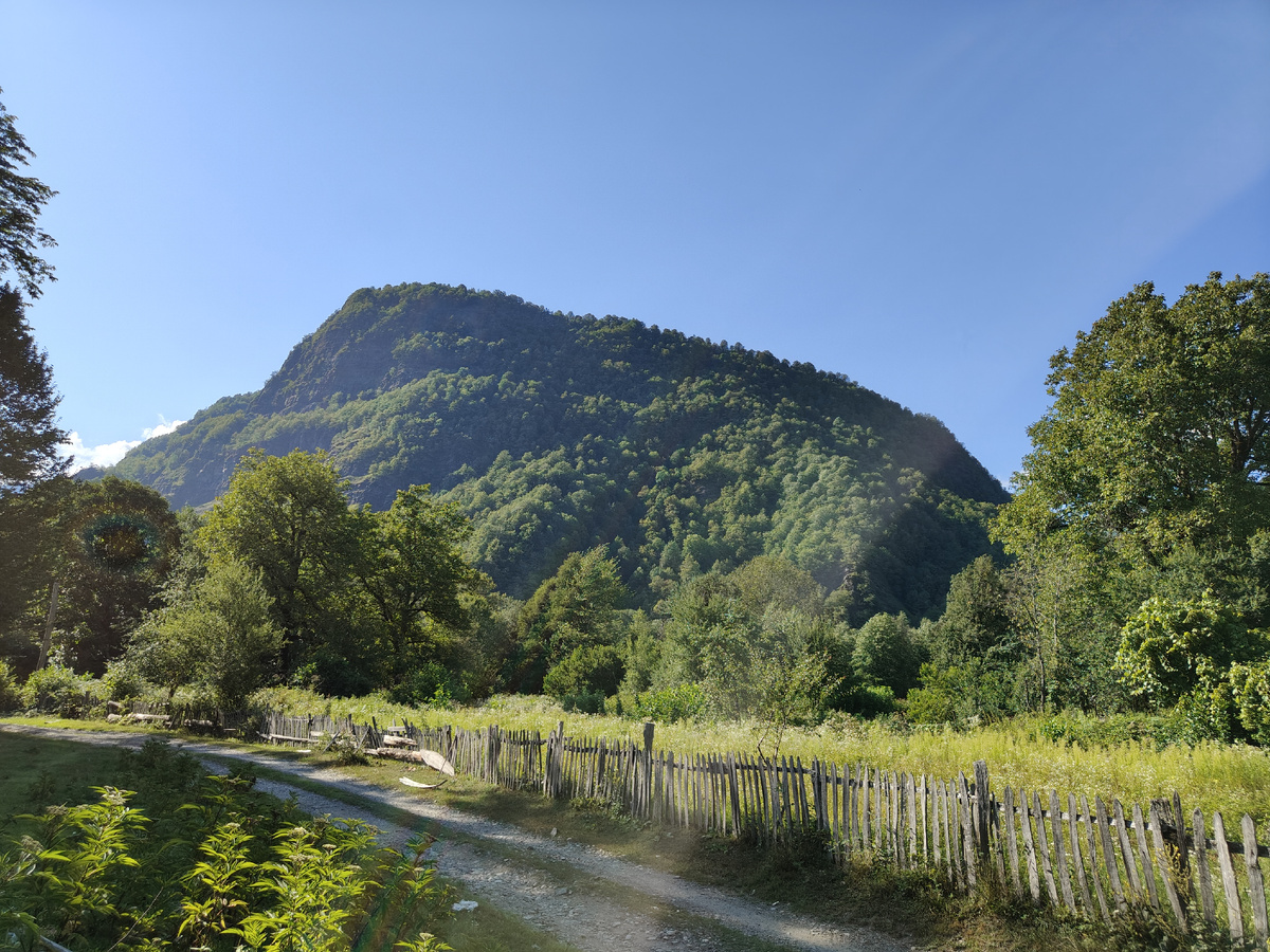 Святая гора Инал-Куба, вид из Санчары