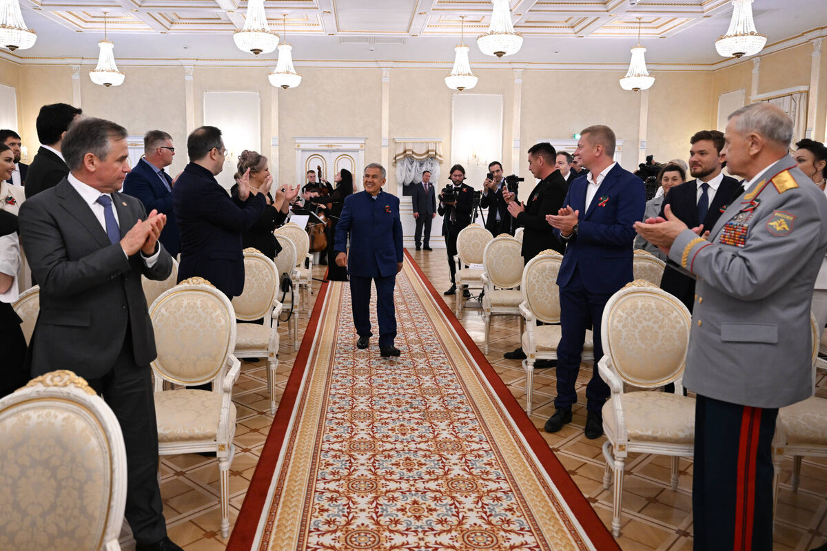 Накануне Дня республики Минниханов вручил награды выдающимся татарстанцамФото: rais.tatarstan.ru