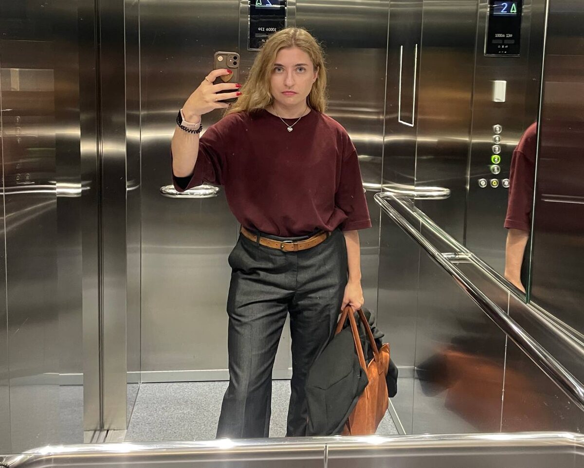 У нас уже осенний вайб, наконец-то.💜 Жакет тёплый на сумке висит.