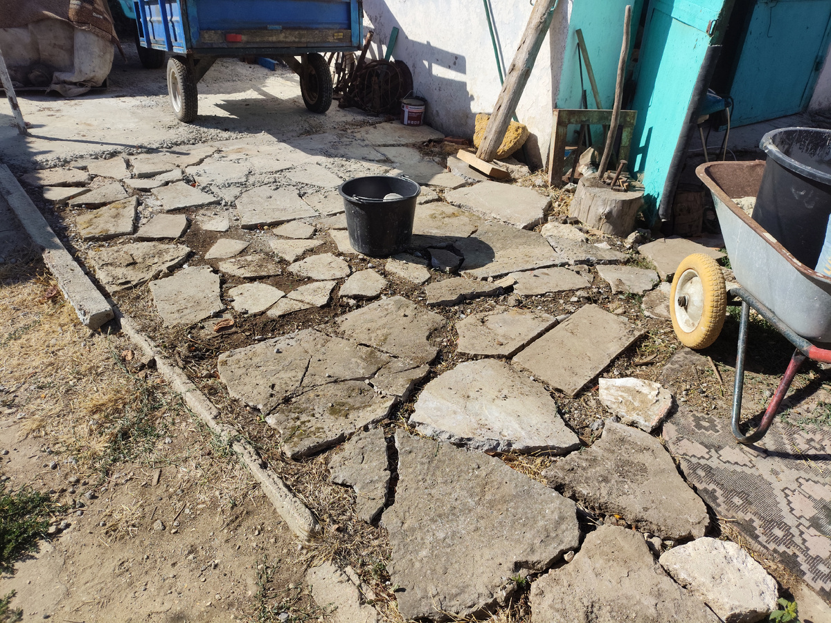 Вот между этими камушками решил залить