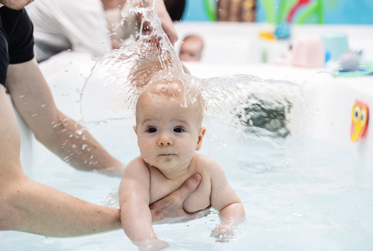 У малышей первого года жизни уже после нескольких регулярных занятий грудничковым плаванием виден результат