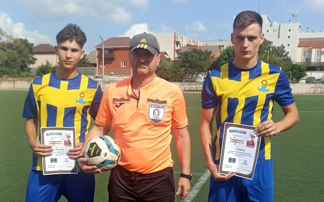    На фото игроки команды «Фортуна» станицы Голубицкой — Панков Александр и Скорик Павел с главным судьей матча «Торпедо-ЭФКО» — «Фортуна» Волынко Александром. Фото предоставил Юрий Васильев.