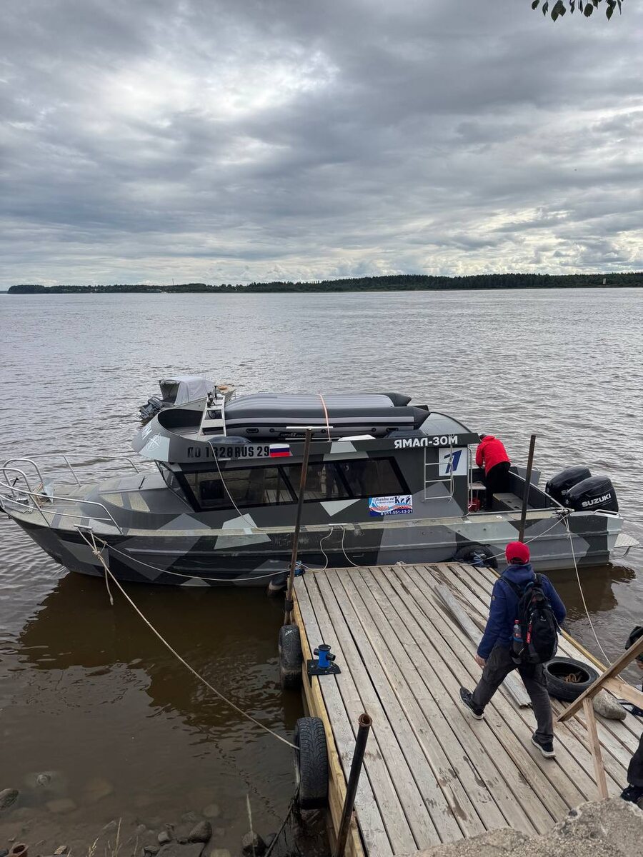 Погрузка на катер.