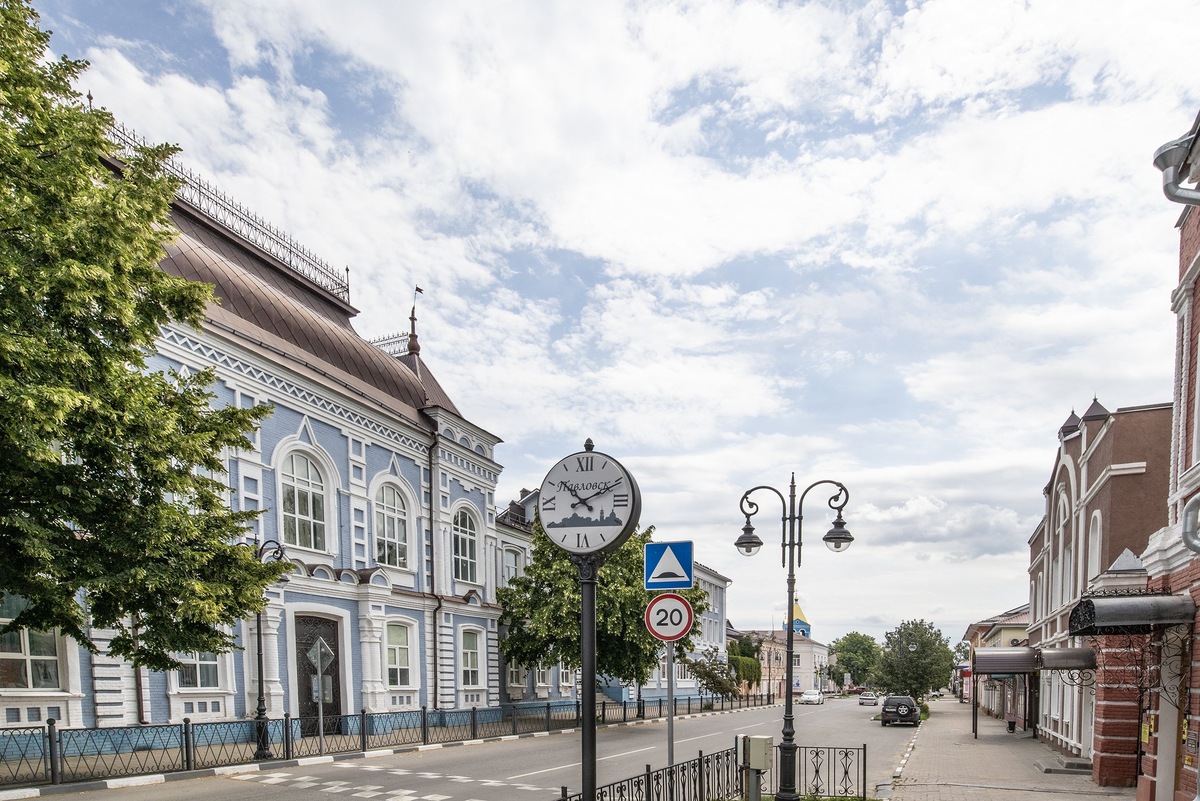 Ольгинская гимназия и часы