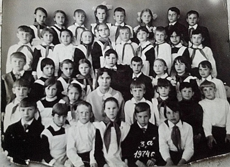 Наш 3 "а" класс. Школа № 4 г. Степногорска. В центре - моя первая учительница Нина Георгиевна Мальцева. Собственное фото.