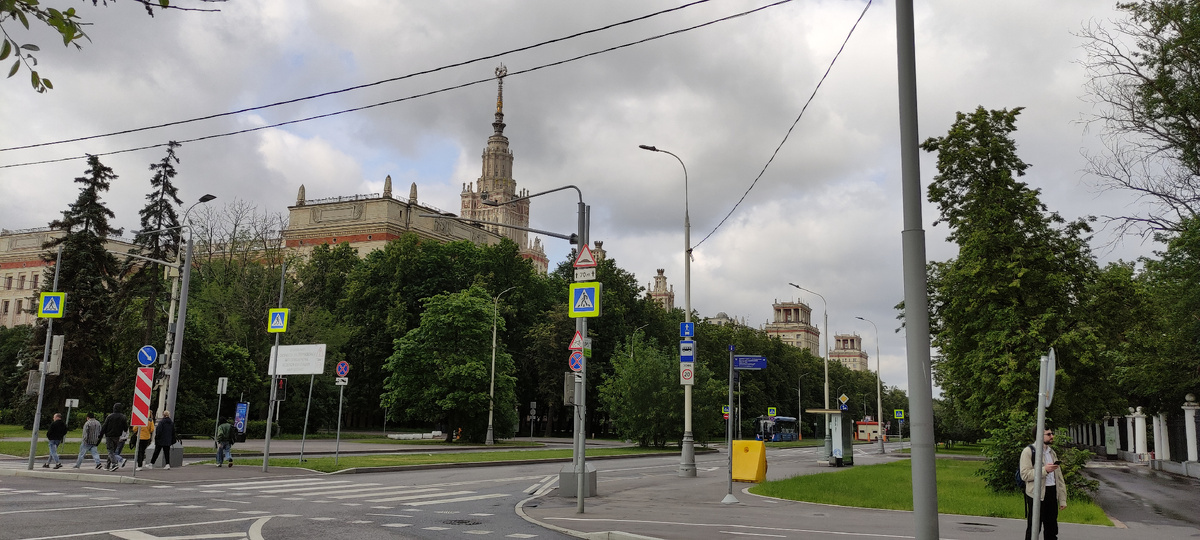 Погода в июне нас в Москве не баловала. Тучи постоянно нависали на небе. Ну хоть дождь лил не постоянно.