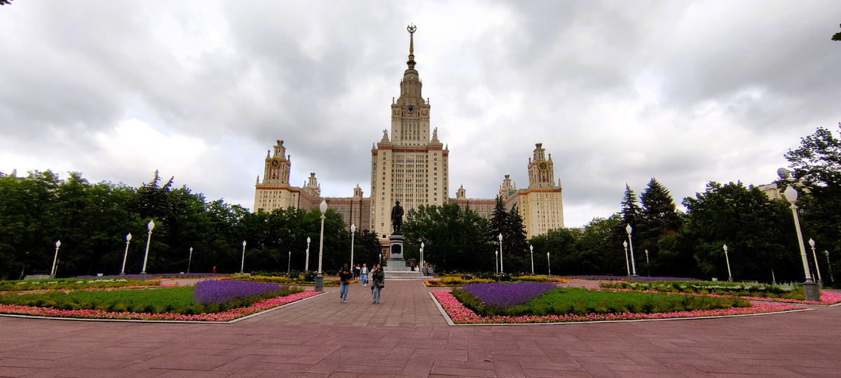 Красивая панорама на фоне сумрачного неба.