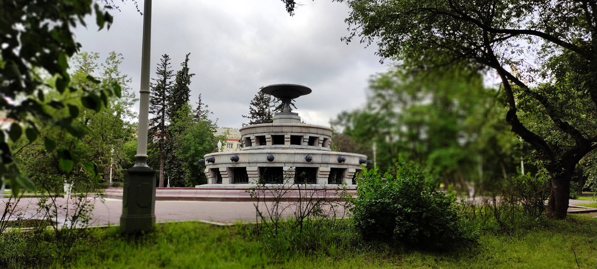 Очень красивый фонтан, но, к сожалению, неработающий.