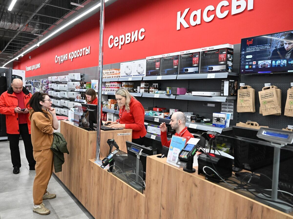    Посетители в магазине нового формата "М.Компакт" ретейлера "М.Видео-Эльдорадо" в Москве© РИА Новости . Илья Питалев