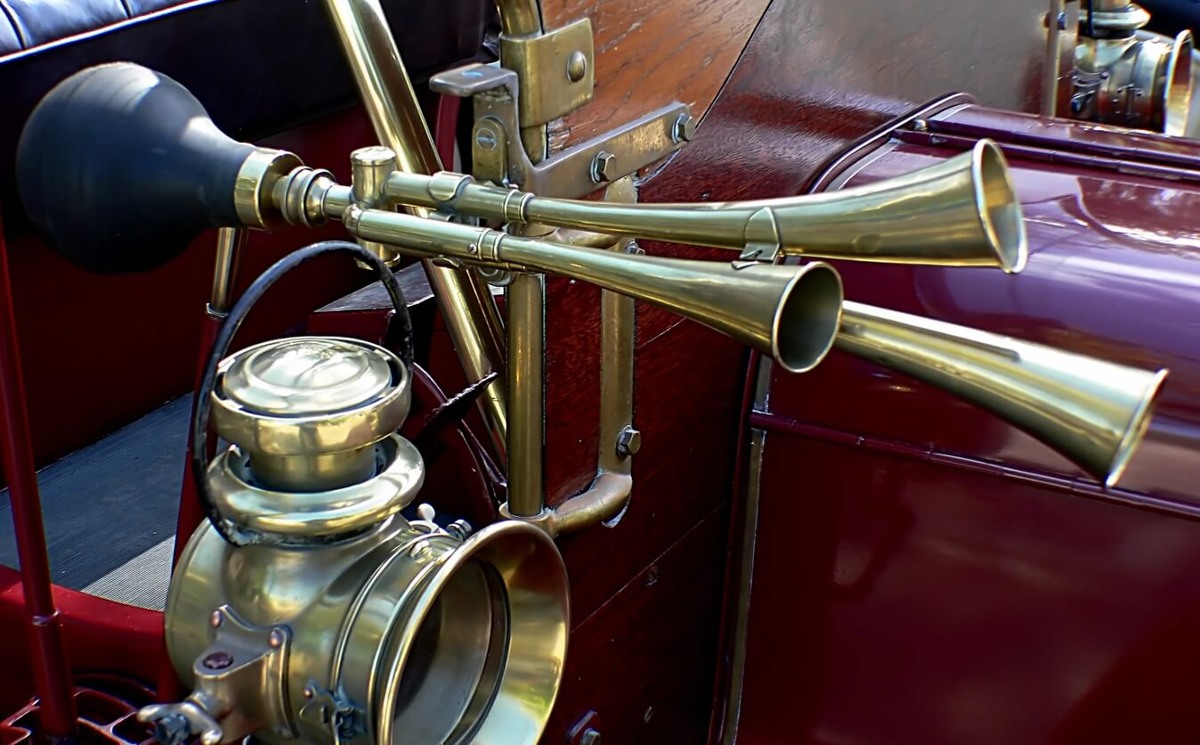    Клаксон на старинном автомобиле. Источник фотографии: pxhere.com