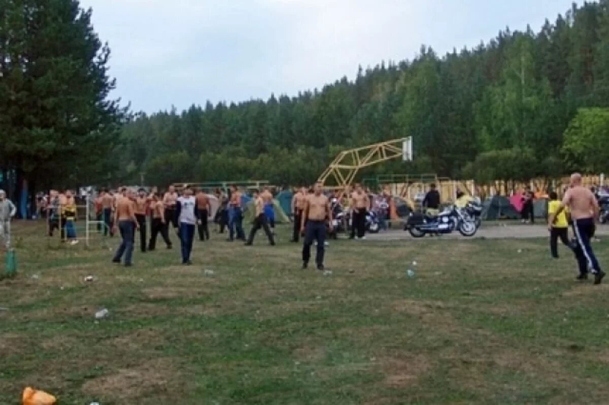    Толпа напала на участников рок-фестиваля после конфликта в кафе.
