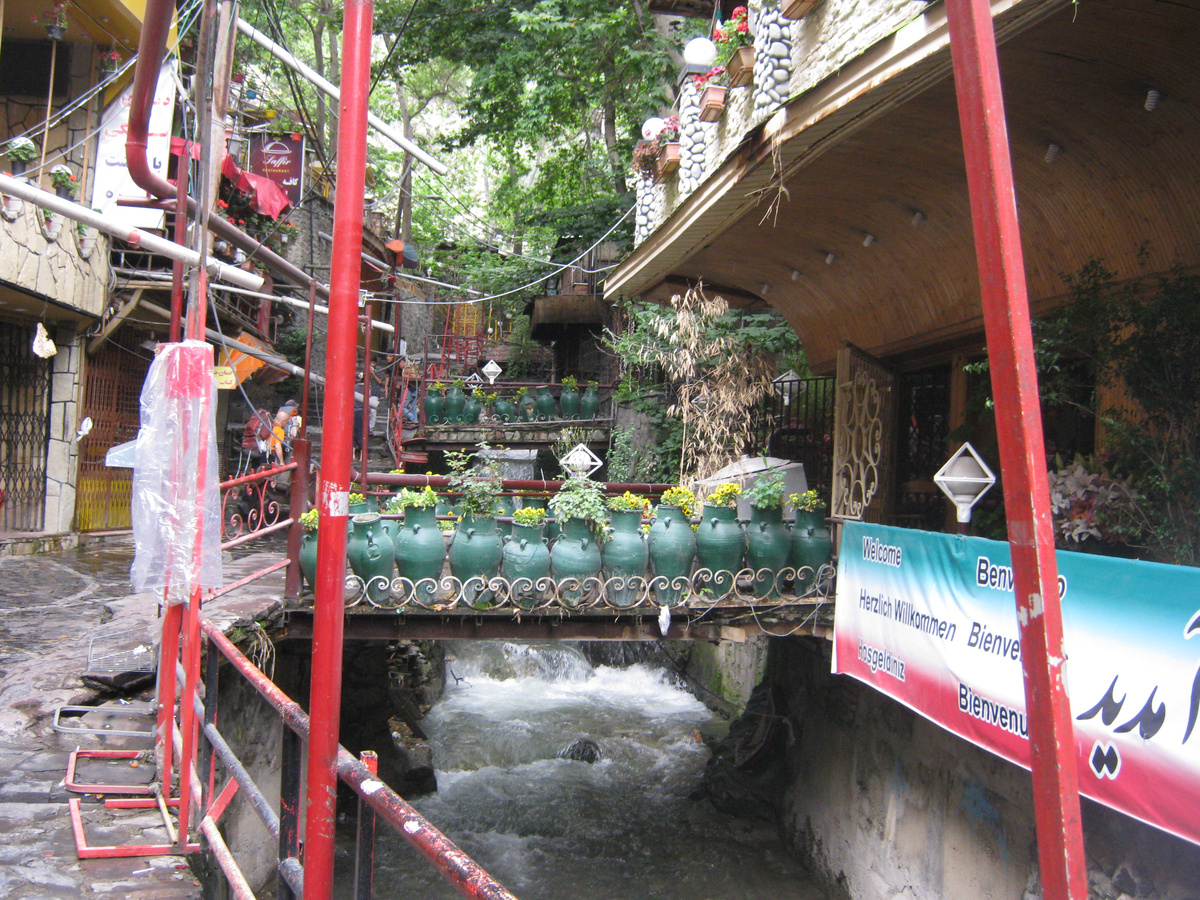 Дарбанд: кафешки вдоль реки с водопадами