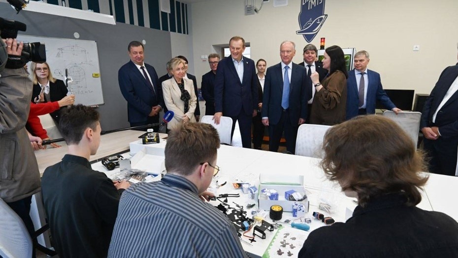    Губернатор Ленобласти Александр Дрозденко и помощник президента РФ Николай Патрушев в инженерном классе. Автор фото: t.me/drozdenko_au_lo