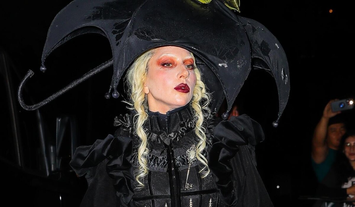     Леди Гага предстала в готическим образе на премьере нового сезона "Уэнсдей"