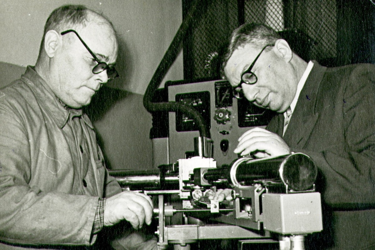 М. А. Блохин (справа) с коллегой