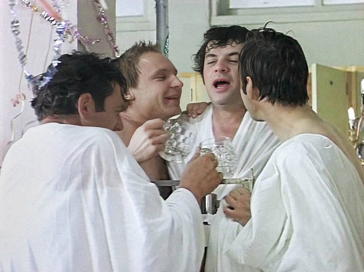 Инфантильный алкаш Лукашин и его собутыльники.