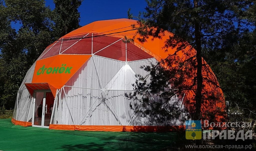 В этом шатре прошло пленарное заседание📷    Брейнсторм в «Огоньке»: педагоги Волжского обсудили новшества этого учебного года
