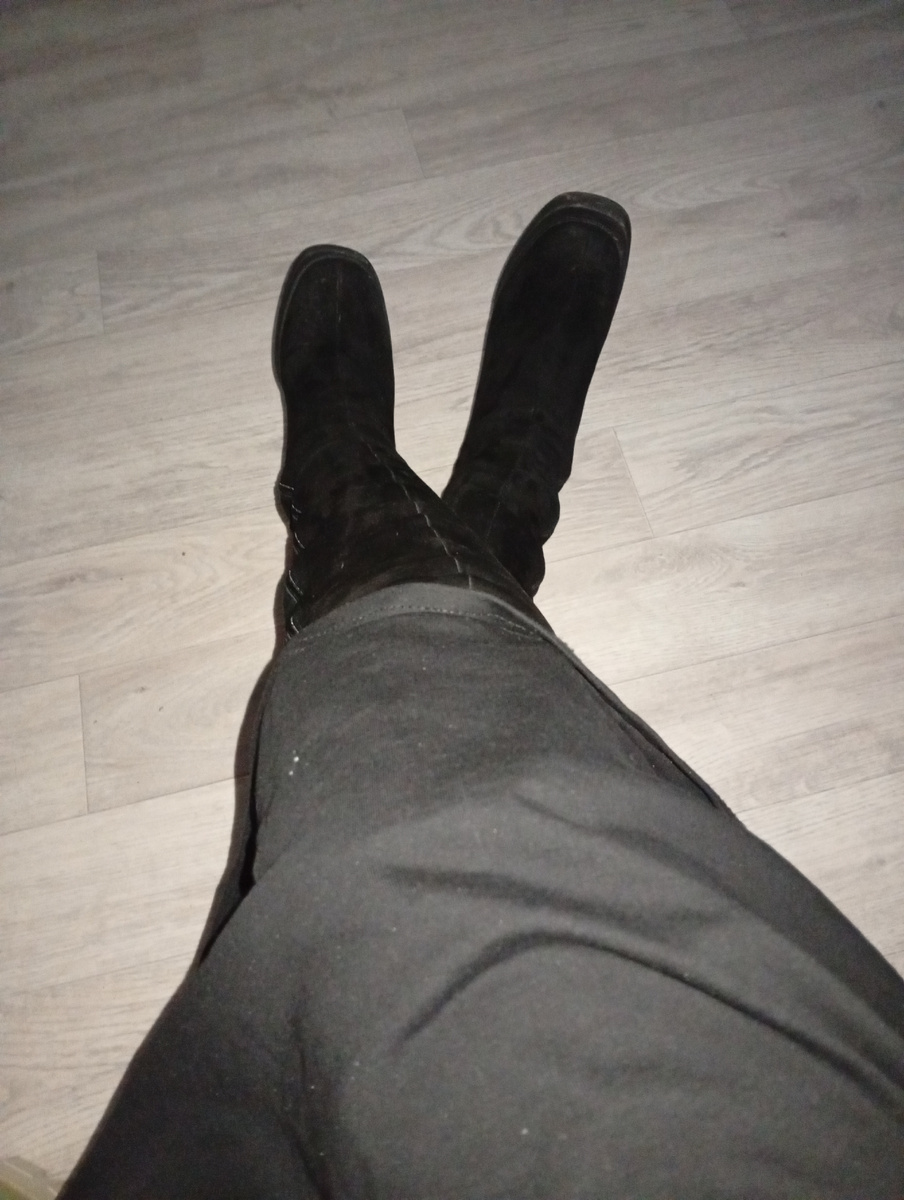 Так и сижу, скрестив ноги и еле сдерживаясь, на краешке дивана, как не у себя дома вовсе. 