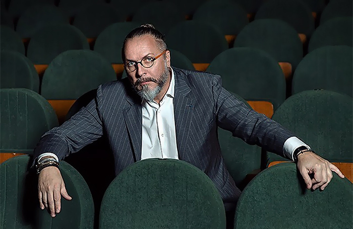    Юрий Вячеславович Грымов — российский режиссёр театра и кино, сценарист, продюсер, художественный руководитель театра «Модерн» и студии «ЮГ».modern-theatre.ru