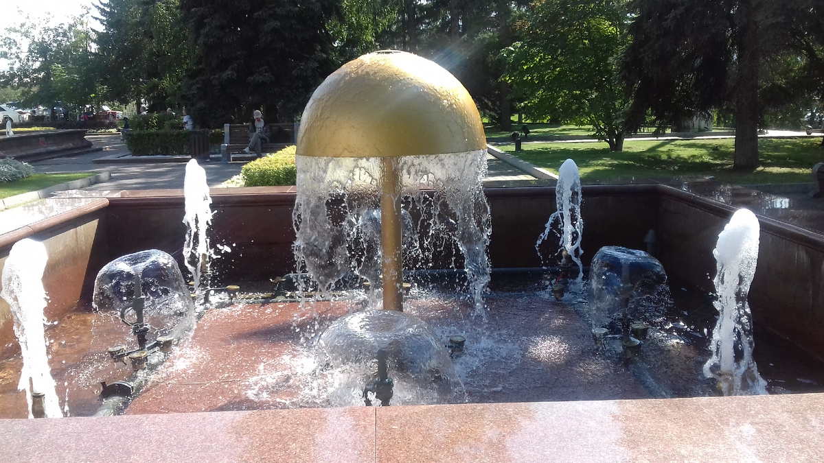 Фонтан возле здания Администрации города Красноярска.