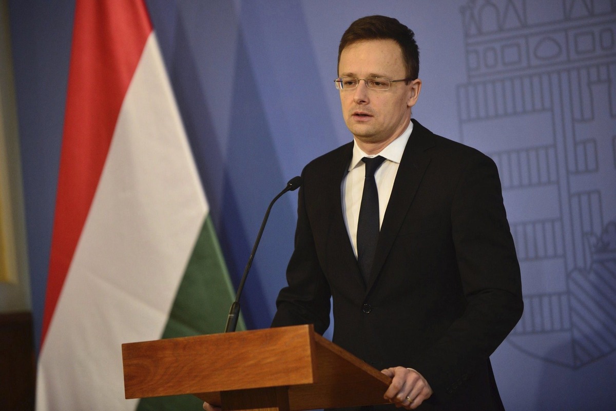     Глава МИД Венгрии Петер Сийярто / AP