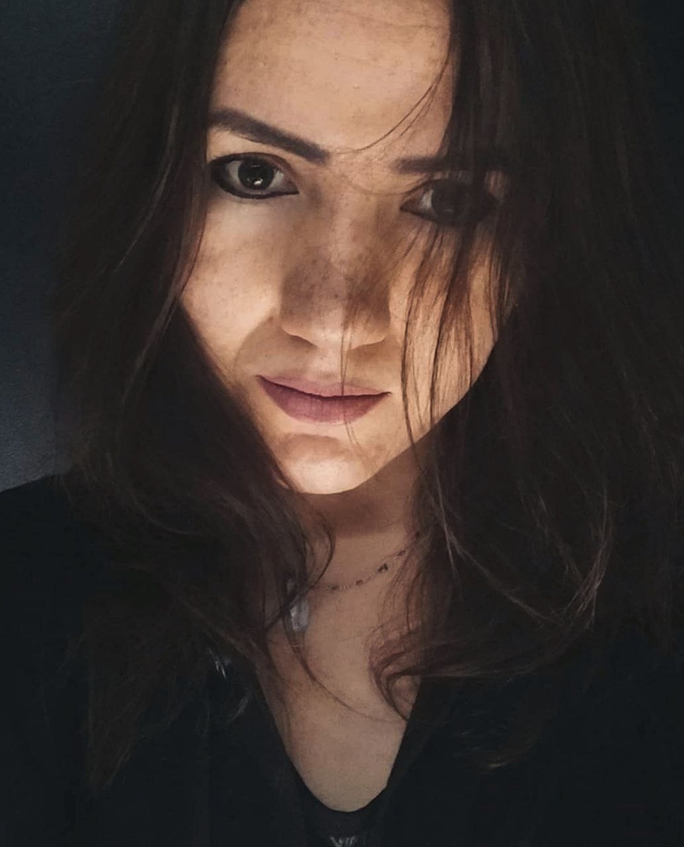 Сюрреалист-график, которая создаёт светящиеся картины в темноте