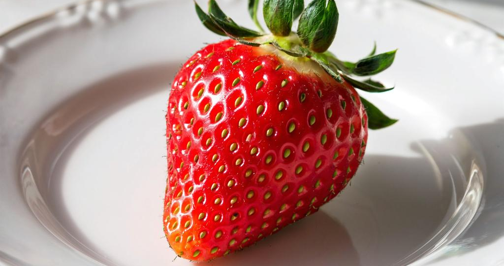 Чем накормить клубнику осенью для сладкого урожая на будущий год