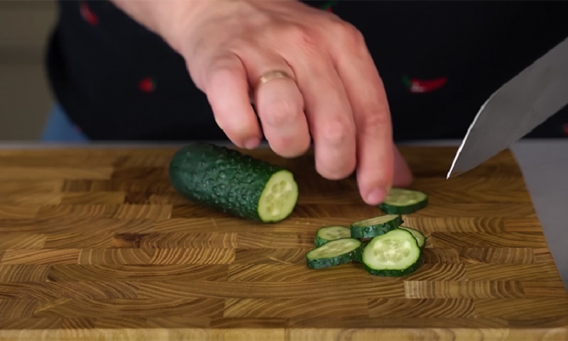 Быстрые маринованные огурцы: хрустящий вкус лета на всю зиму