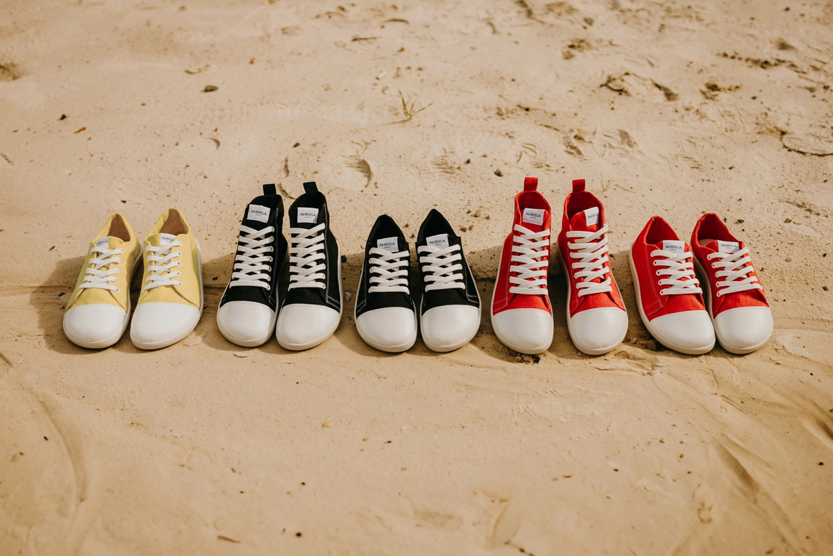    Существуют модели босоногой обуви и без отделений для пальцев, но с широким мысом, повторяющим форму стопы.Ahinsashoes.com