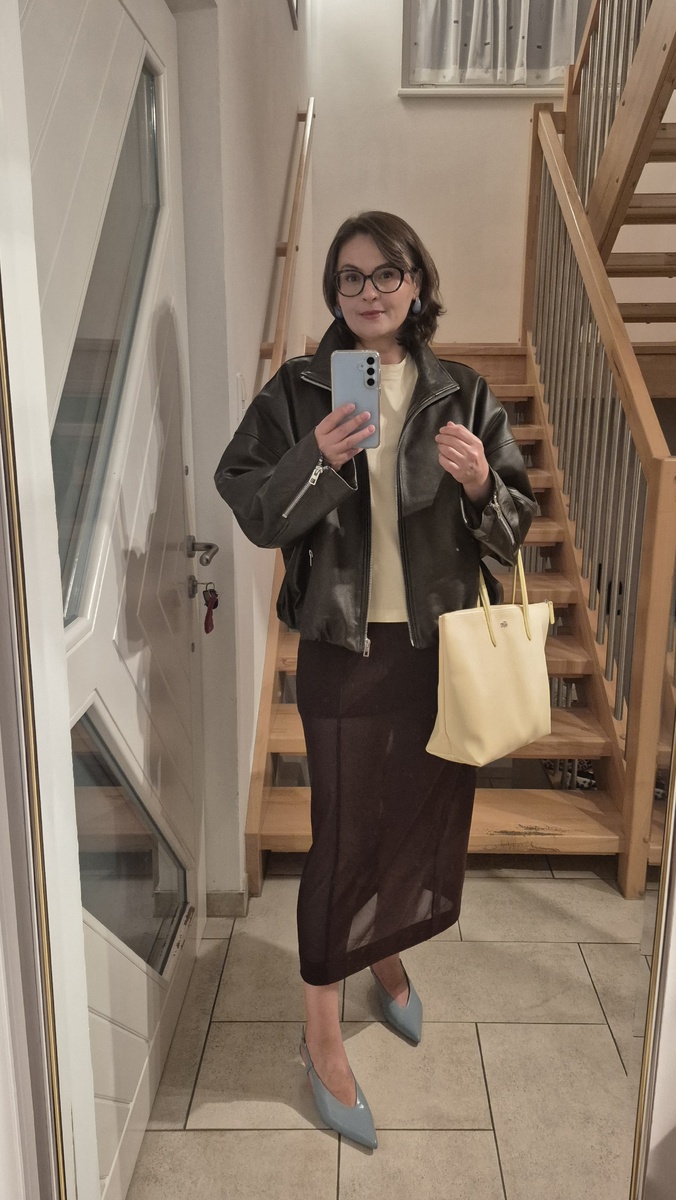 На мне, +12°С☀️ утром, +24°С☀️ вечером 