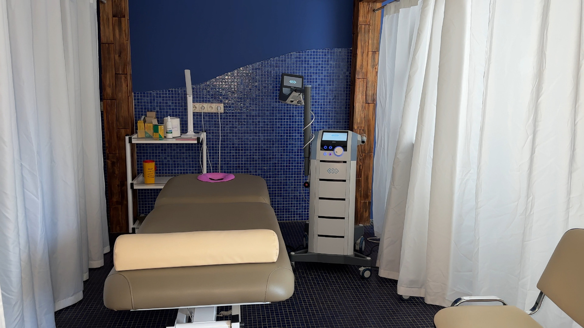 Аппарат HILT-терапии BTL в процедурном кабинете клиники Епифанова