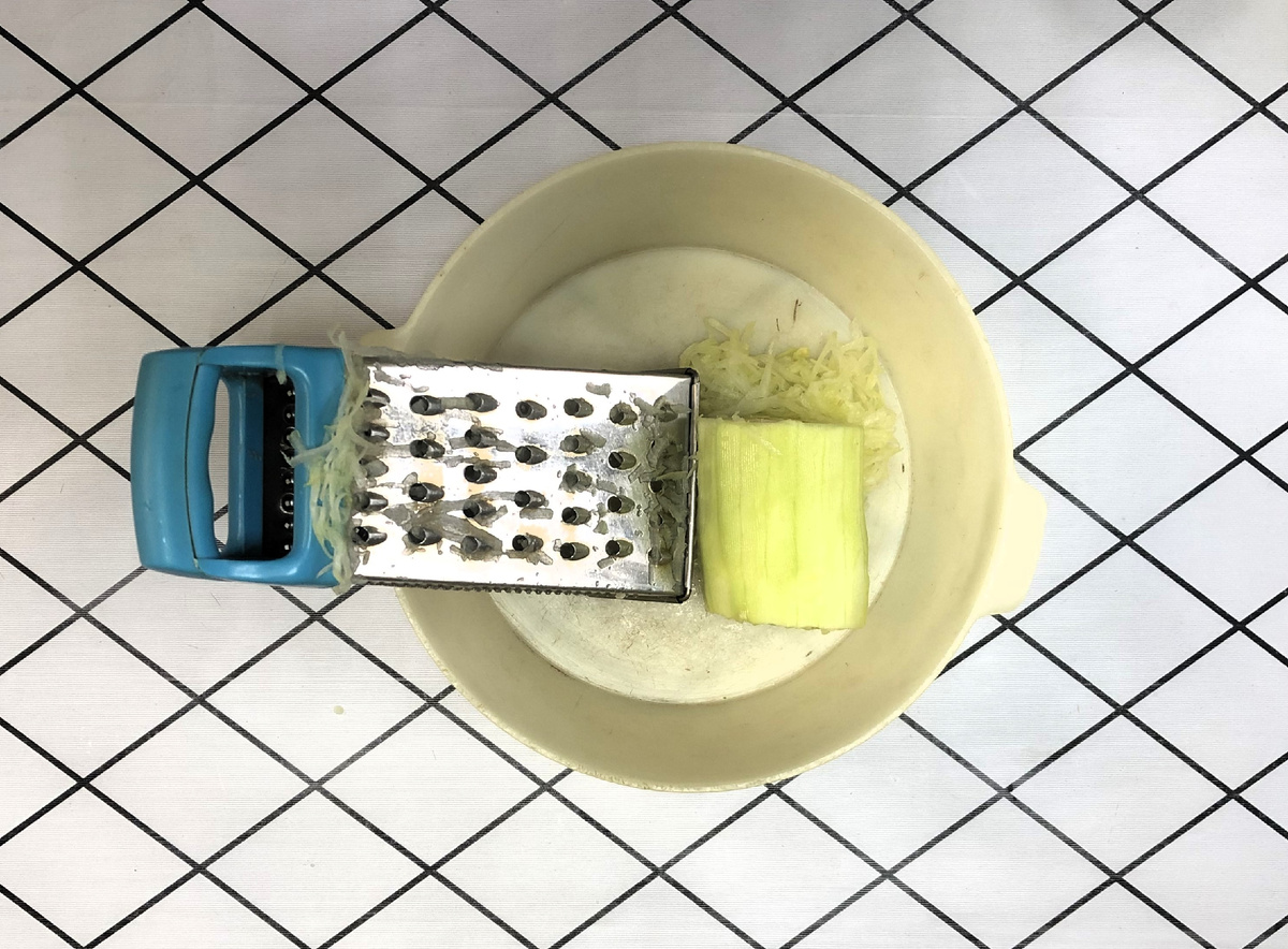 Натрите на крупной терке кабачок — ровно столько, чтобы заполнить стакан.