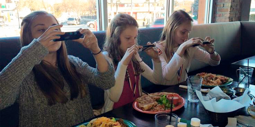В 90-е если бы ты сфоткал свой завтрак, проявил плёнку, напечатал фото и показал друзьям, на тебя смотрели бы, как на дурочка