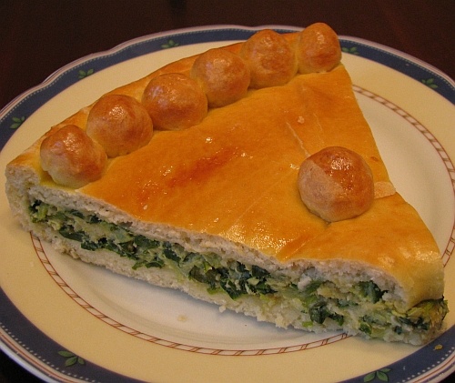 Дрожжевой пирог с зеленым луком и яйцом